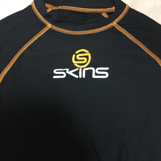 SKINS(スキンズ)のSKINS アンダーシャツ スポーツ/アウトドアの野球(ウェア)の商品写真