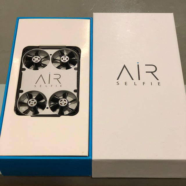 【ドローン】AirSelfie & パワーバンクセット エンタメ/ホビーのおもちゃ/ぬいぐるみ(ホビーラジコン)の商品写真