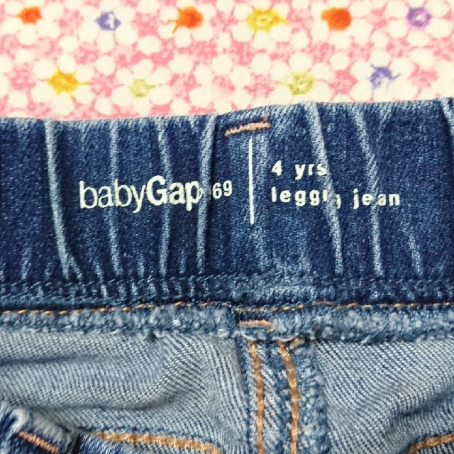 babyGAP(ベビーギャップ)のbabyGAP　デニムパンツ　105センチ キッズ/ベビー/マタニティのキッズ服女の子用(90cm~)(パンツ/スパッツ)の商品写真