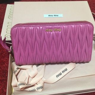 ミュウミュウ(miumiu)のマトラッセ 財布 美品(長財布)