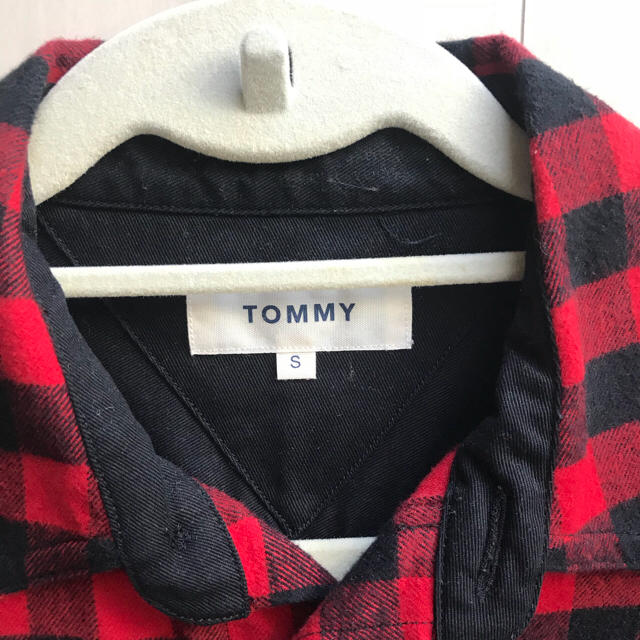 TOMMY(トミー)のトミー 赤 黒 チェックシャツ メンズのトップス(シャツ)の商品写真