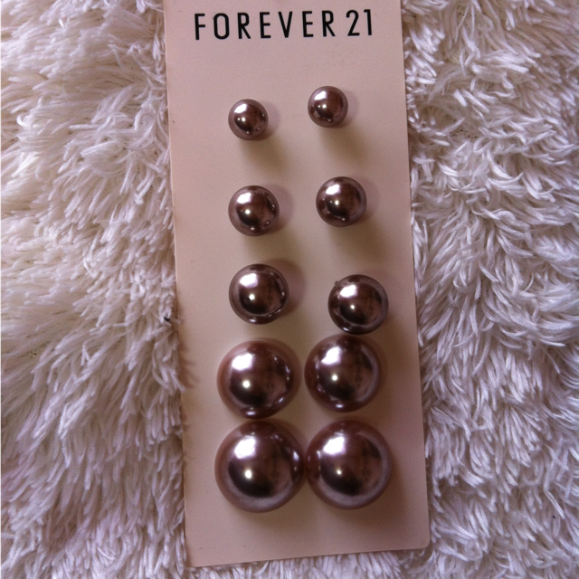 FOREVER 21(フォーエバートゥエンティーワン)のパールピアス レディースのアクセサリー(ピアス)の商品写真