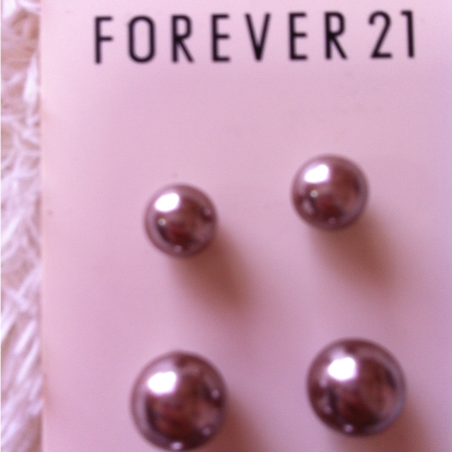 FOREVER 21(フォーエバートゥエンティーワン)のパールピアス レディースのアクセサリー(ピアス)の商品写真