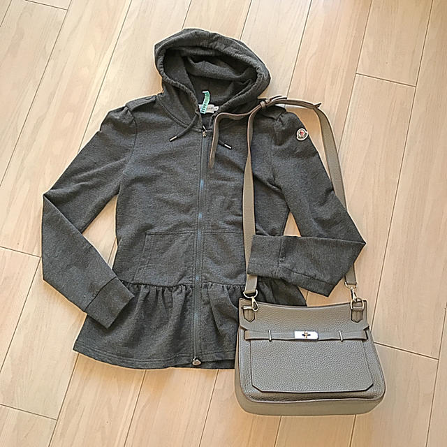 MONCLER - モンクレール 裾フリルパーカー グレーの通販 by は MONCLER - モンクレール 裾フリルパーカー グレーの通販 by は