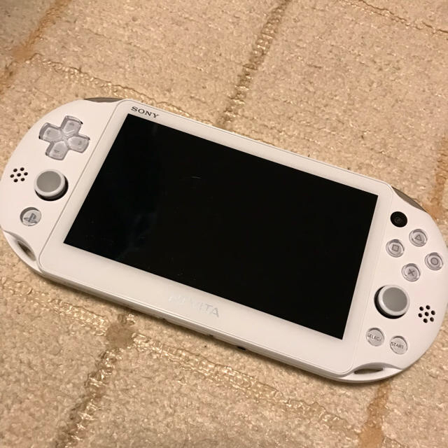 PlayStation Vita(プレイステーションヴィータ)の【ガク様専用】PSVITA white エンタメ/ホビーのゲームソフト/ゲーム機本体(携帯用ゲーム機本体)の商品写真