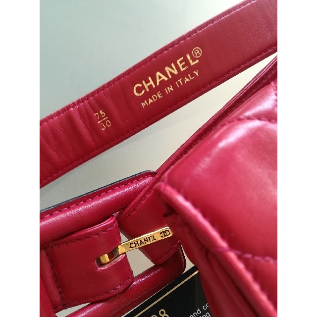 CHANEL(シャネル)のkuro様専用♥CHANEL　ウエストポーチ　赤　ほぼ未使用 レディースのバッグ(ボディバッグ/ウエストポーチ)の商品写真