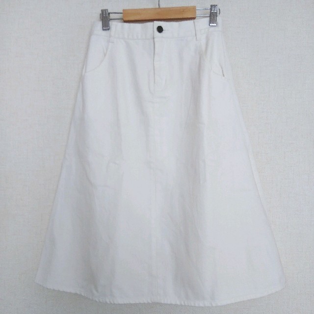 KBF(ケービーエフ)のKBF ホワイト デニムスカート レディースのスカート(ひざ丈スカート)の商品写真
