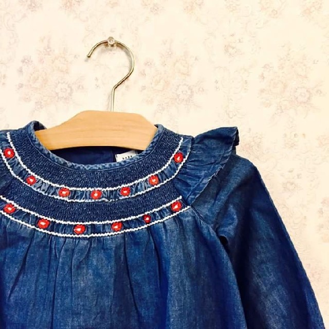 babyGAP(ベビーギャップ)の【再値下げ♡完売】80cm baby Gap スモックワンピース デニム 刺繍 キッズ/ベビー/マタニティのベビー服(~85cm)(ワンピース)の商品写真