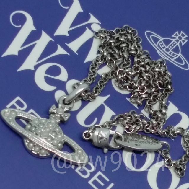 Vivienne Westwood(ヴィヴィアンウエストウッド)のミニバスレリーフオーブペンダント　パール レディースのアクセサリー(ネックレス)の商品写真