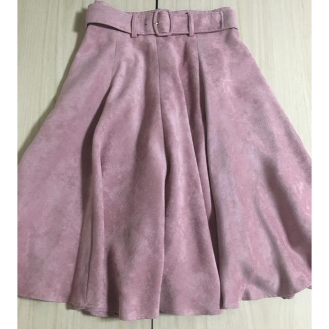 Apuweiser-riche(アプワイザーリッシェ)の未使用 アプワイザー スエードフレアスカート ピンク レディースのスカート(ひざ丈スカート)の商品写真