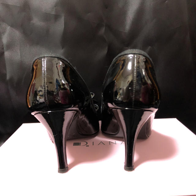 DIANA(ダイアナ)のダイアナ ブラック エナメル リボン付きオープントゥ レディースの靴/シューズ(ハイヒール/パンプス)の商品写真
