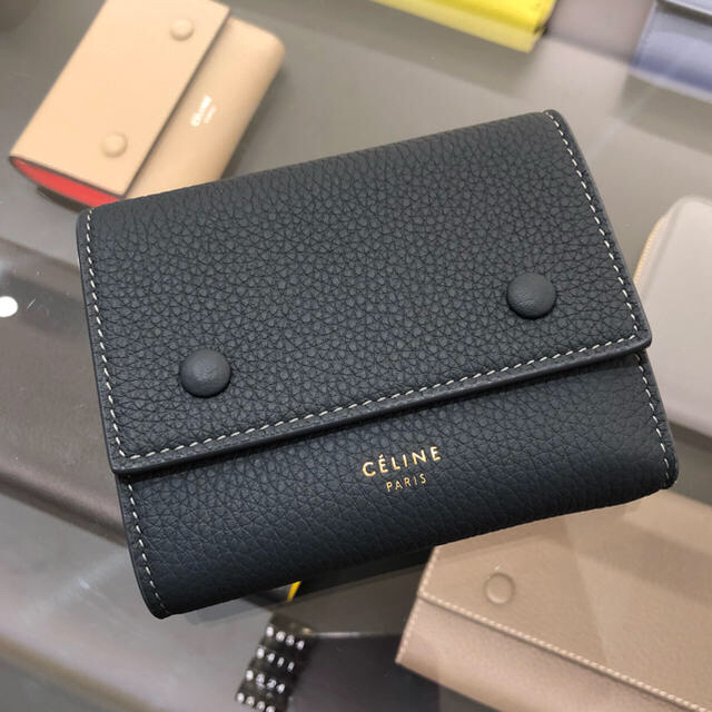 CELINE 18SS最新カラー♪ ダブルボタン3つ折ミニ財布 | フリマアプリ ラクマ