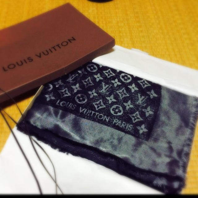 LOUIS VUITTON(ルイヴィトン)のLV 大判ストール レディースのファッション小物(ストール/パシュミナ)の商品写真