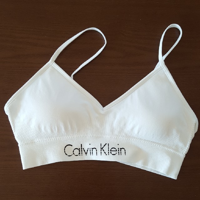 Calvin Klein(カルバンクライン)の【新品】Calvin Klein　ブラトップ　ホワイト　カップつきS レディースの下着/アンダーウェア(ブラ)の商品写真