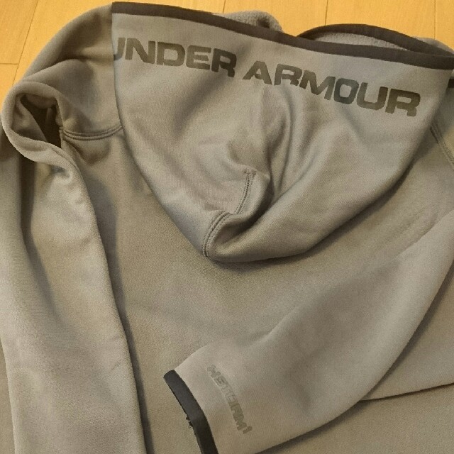 UNDER ARMOUR(アンダーアーマー)の新品ﾀｸﾞ付　ｱﾝﾀﾞｰｱｰﾏｰ　ﾊﾟｰｶｰ　ｸﾞﾚｰ　YMD  130 140 キッズ/ベビー/マタニティのキッズ服男の子用(90cm~)(Tシャツ/カットソー)の商品写真