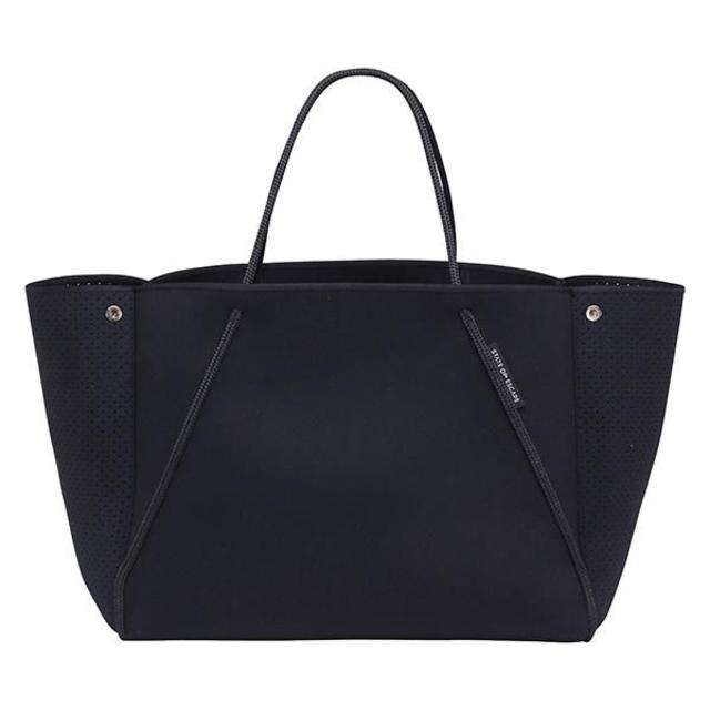 トートバッグステイトオブエスケープ GUISE TOTE BAG IN BLACK OUT