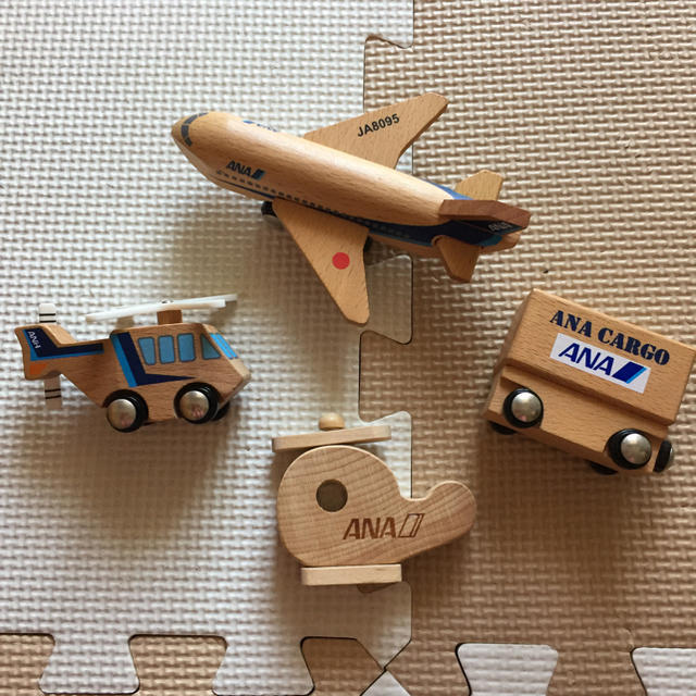 ANA(全日本空輸)(エーエヌエー(ゼンニッポンクウユ))の飛行機おもちゃ 4点セット キッズ/ベビー/マタニティのおもちゃ(電車のおもちゃ/車)の商品写真