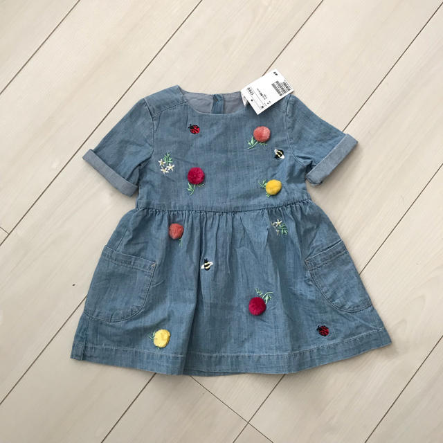 H&M(エイチアンドエム)の新品♡人気完売 デニム刺繍ワンピース キッズ/ベビー/マタニティのベビー服(~85cm)(ワンピース)の商品写真