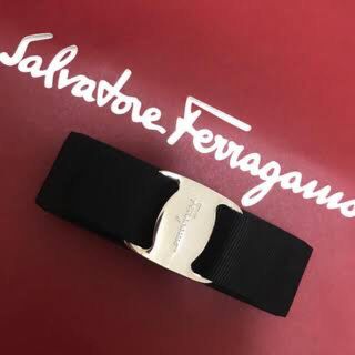 サルヴァトーレフェラガモ(Salvatore Ferragamo)のフェラガモ シルバー 黒 リボン バレッタ(バレッタ/ヘアクリップ)