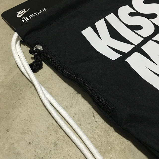 NIKE(ナイキ)のNIKE ” KISS MY AIRS ” GYMSACK ジムサック 黒  レディースのバッグ(リュック/バックパック)の商品写真