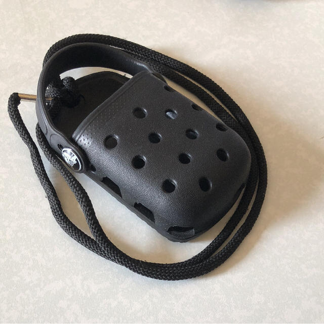 crocs(クロックス)のデジカメケース クロックス 黒 スマホ/家電/カメラのスマホアクセサリー(モバイルケース/カバー)の商品写真