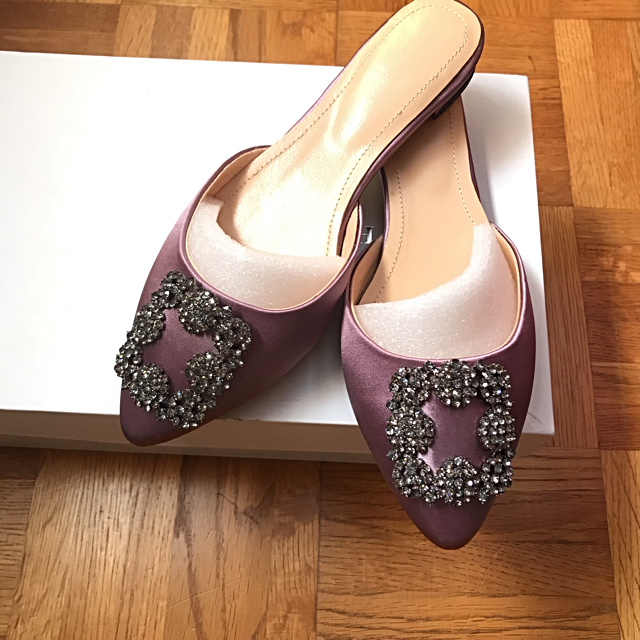 MANOLO BLAHNIK(マノロブラニク)の新作！新GW SALE！新品未使用！BIRTHDAY BASH フラットシューズ レディースの靴/シューズ(サンダル)の商品写真