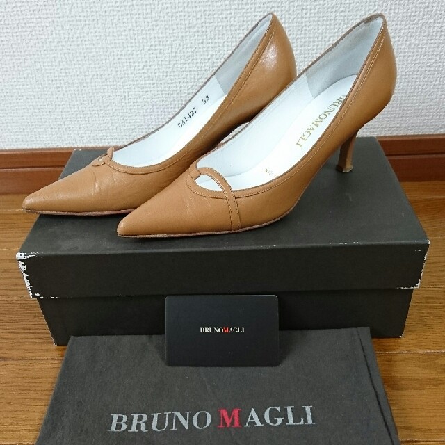 BRUNOMAGLI(ブルーノマリ)のBRUNOMAGLI ベージュパンプス レディースの靴/シューズ(ハイヒール/パンプス)の商品写真