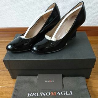 ブルーノマリ(BRUNOMAGLI)のBRUNOMAGLI ブラックエナメルウェッジソールパンプス(ハイヒール/パンプス)