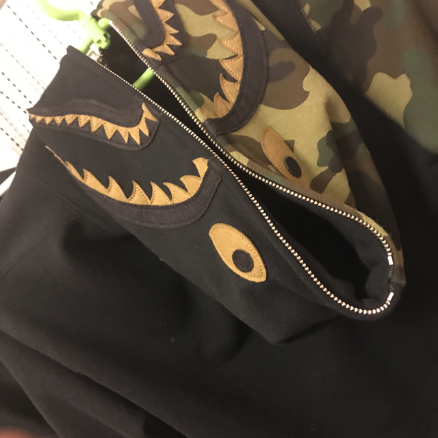 A BATHING APE(アベイシングエイプ)の【最安値】a bathing ape × undefeated シャークパーカー メンズのトップス(パーカー)の商品写真