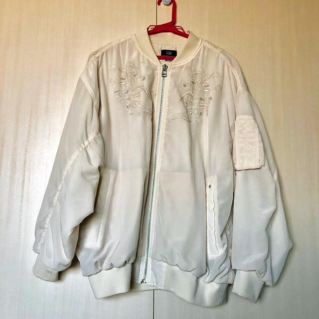 SNIDEL(スナイデル)のスナイデル オニツカタイガーコラボ エンブロイダリー 刺繍ブルゾン レディースのジャケット/アウター(ブルゾン)の商品写真