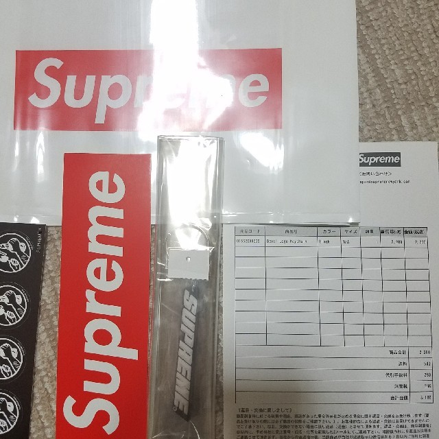 Supreme(シュプリーム)のsupreme Bevel Logo Keychain
black メンズのファッション小物(キーホルダー)の商品写真