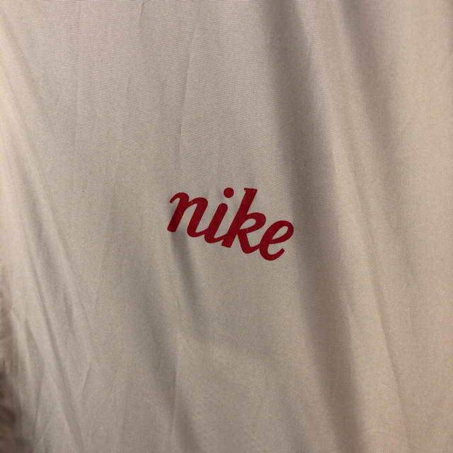 NIKE(ナイキ)のNIKE ナイロンジャケット ブルゾン オフホワイト L 古着  パーカー レディースのジャケット/アウター(ナイロンジャケット)の商品写真