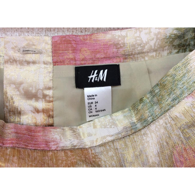 H&M(エイチアンドエム)のH&M メタリック ゴールドカラー ミニスカート 34 レディースのスカート(ミニスカート)の商品写真