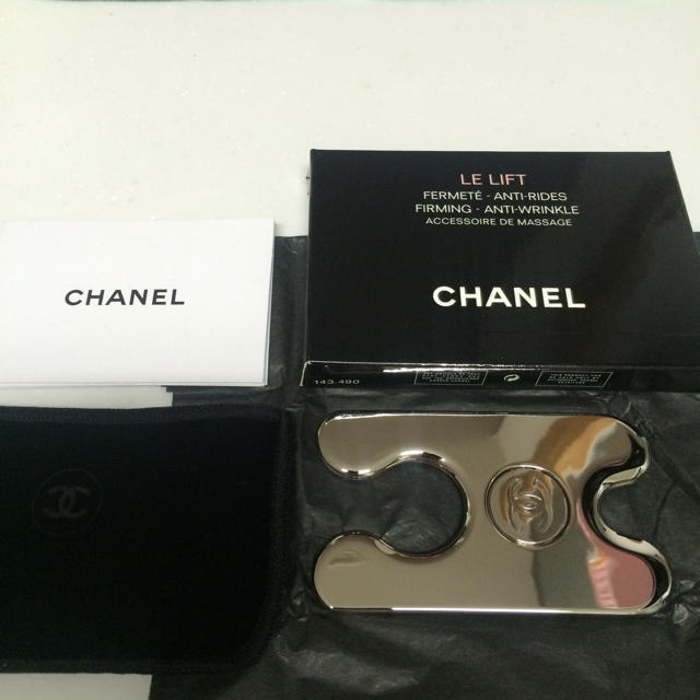 CHANEL(シャネル)のCHANEL アクセソワール ドゥ マッサージュ 新品未使用 コスメ/美容のスキンケア/基礎化粧品(フェイスローラー/小物)の商品写真