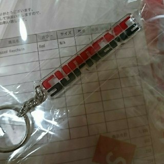 シュプリーム(Supreme)のSupreme Embossed Keychain ”RED”(キーホルダー)