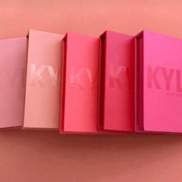 Kylie Cosmetics(カイリーコスメティックス)のKYLIE 正規品 BLUSH POWDER コスメ/美容のベースメイク/化粧品(チーク)の商品写真