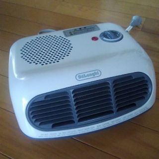 デロンギ(DeLonghi)のデロンギ　コンパクトファンヒーター(ファンヒーター)