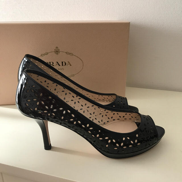 PRADA(プラダ)の美品☆PRADA☆パンプス☆36☆黒☆エナメル☆ レディースの靴/シューズ(ハイヒール/パンプス)の商品写真