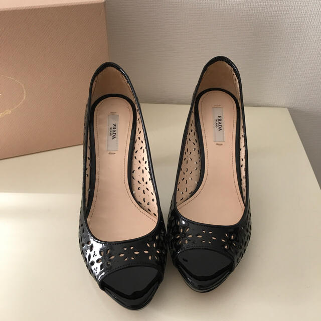 PRADA(プラダ)の美品☆PRADA☆パンプス☆36☆黒☆エナメル☆ レディースの靴/シューズ(ハイヒール/パンプス)の商品写真