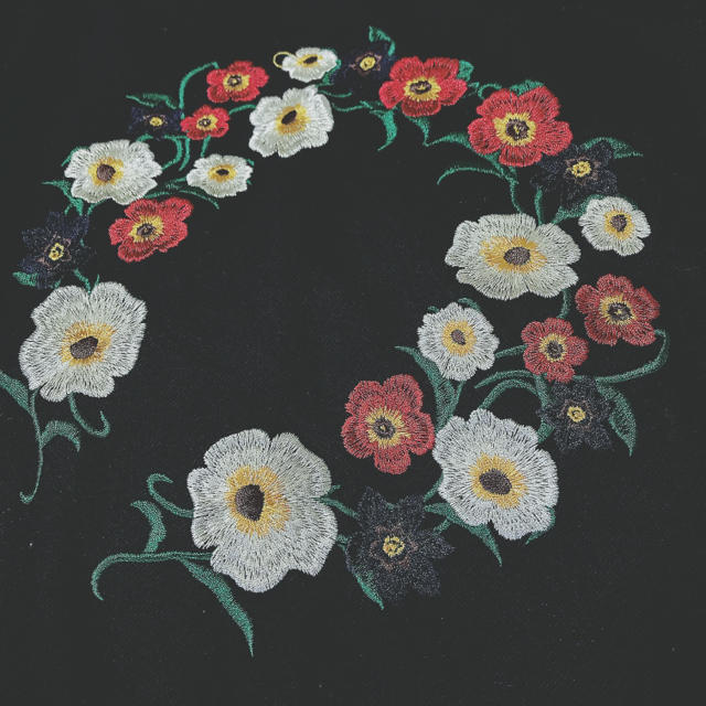 AS KNOW AS(アズノウアズ)のお花刺繍 ブラック シャツ？トレーナー？ レディースのトップス(シャツ/ブラウス(長袖/七分))の商品写真