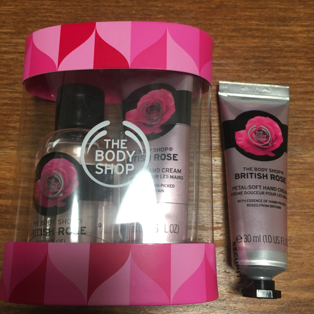 THE BODY SHOP(ザボディショップ)のTHEBODYSHOP ハンドクリーム2つ、ボディシャンプー コスメ/美容のボディケア(ハンドクリーム)の商品写真