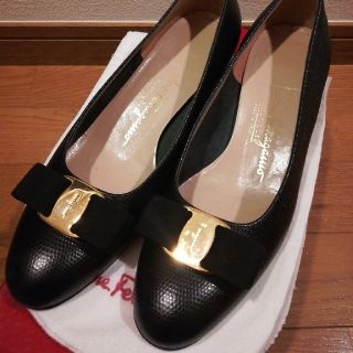 サルヴァトーレフェラガモ(Salvatore Ferragamo)の【美品】Ferragamo フェラガモ ヴァラ 黒パンプス(ハイヒール/パンプス)