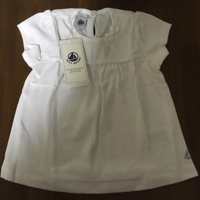 PETIT BATEAU(プチバトー)の新品タグ付き✴︎プチバトー Tシャツ キッズ/ベビー/マタニティのベビー服(~85cm)(Ｔシャツ)の商品写真