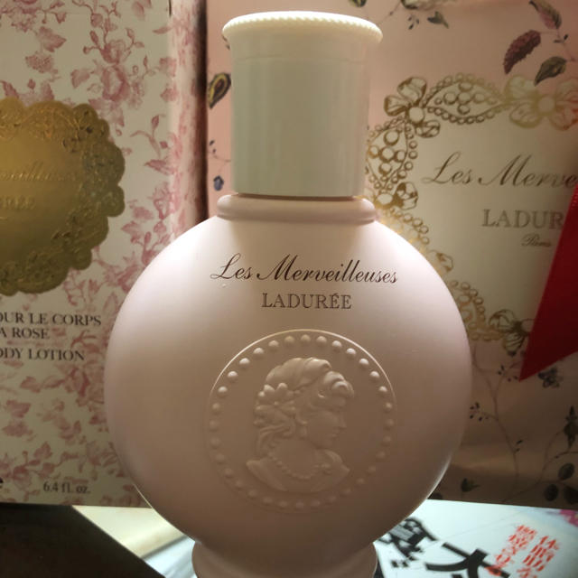 Les Merveilleuses LADUREE(レメルヴェイユーズラデュレ)のレ・メルヴェイユーズ ラデュレ  ローズ ボディローション コスメ/美容のボディケア(ボディローション/ミルク)の商品写真