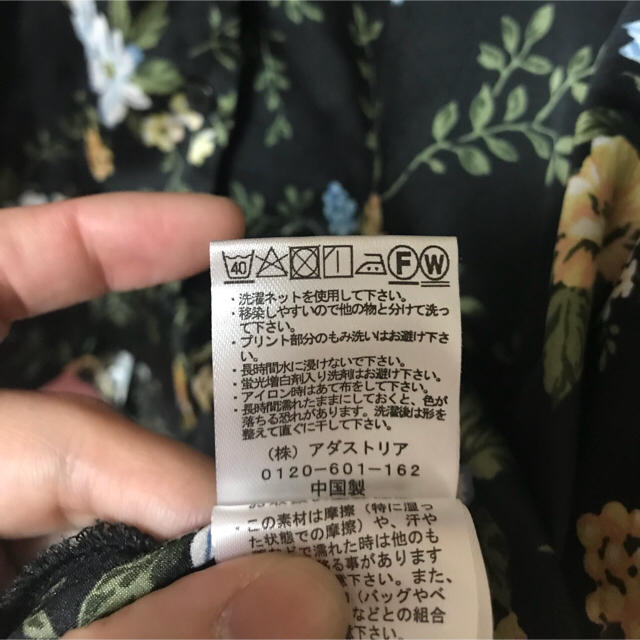 LEPSIM(レプシィム)のリプシィム シャツ  花柄  ブラック レディースのトップス(Tシャツ(半袖/袖なし))の商品写真