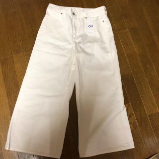 ジーユー(GU)のGU 新品 デニムワイド クロップドパンツNV(クロップドパンツ)