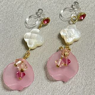 桜色花びらイヤリング🌸スワロフ３石🌸No.-HY-118(イヤリング)