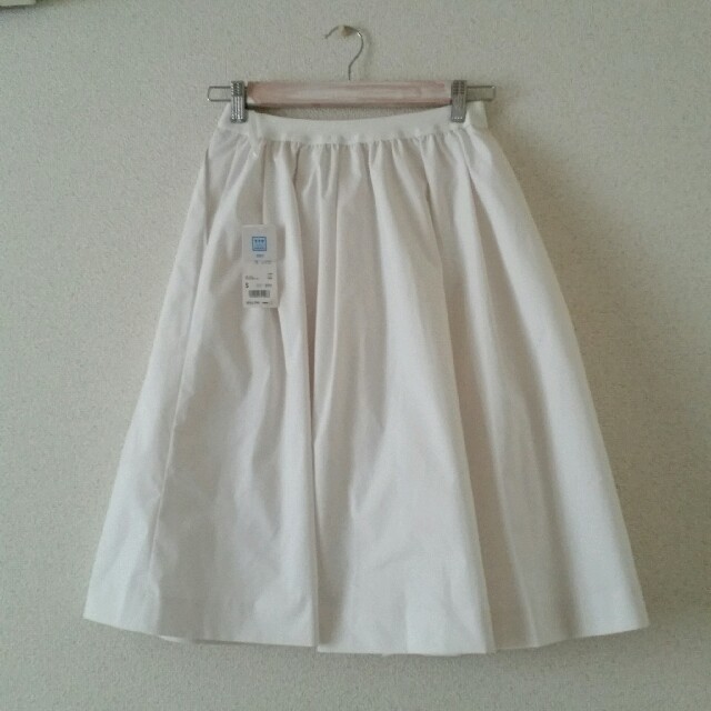 UNIQLO(ユニクロ)のUNIQLO新品　白フレアスカート　肌さらさら持続 レディースのスカート(ひざ丈スカート)の商品写真