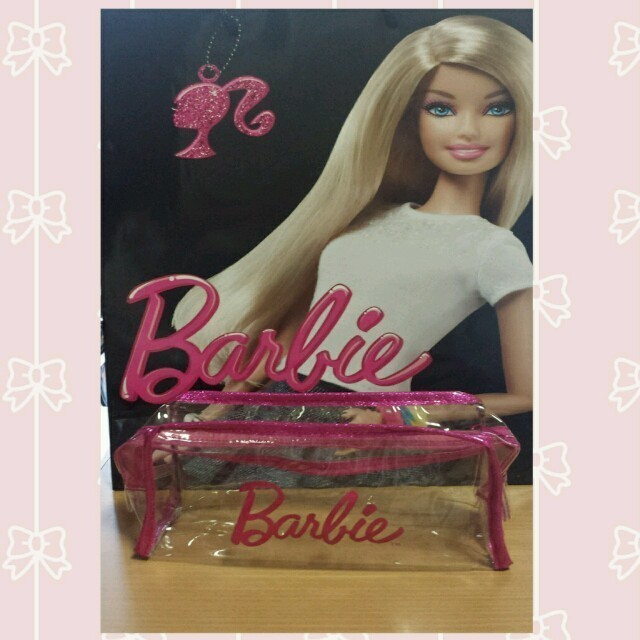 Barbie(バービー)の値下げ★Barbieポーチ レディースのファッション小物(ポーチ)の商品写真