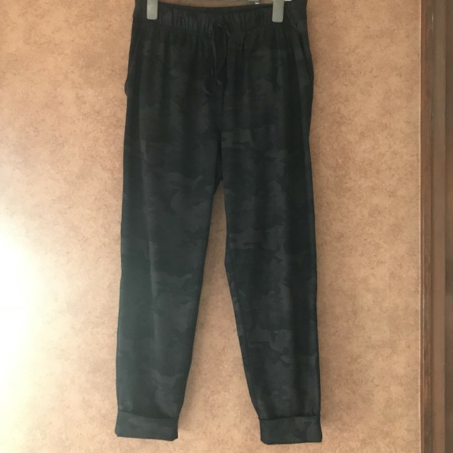 lululemon(ルルレモン)のlululemon on the fly pants レディースのパンツ(カジュアルパンツ)の商品写真